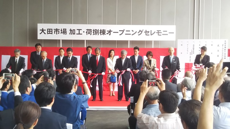 オープニングセレモニーでのテープカット