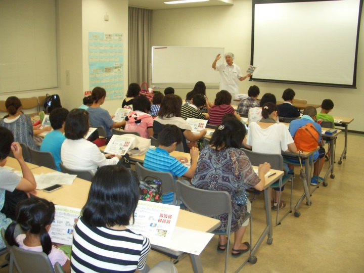 話を聞く見学者