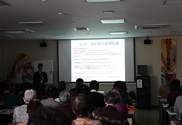 説明に熱心に耳を傾ける参加者