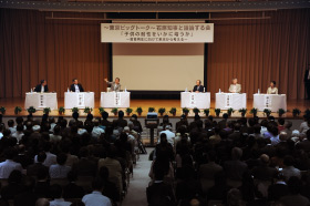 写真：石原知事と議論する会の様子