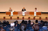 写真：石原知事と議論する会