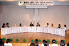 写真：石原知事と議論する会